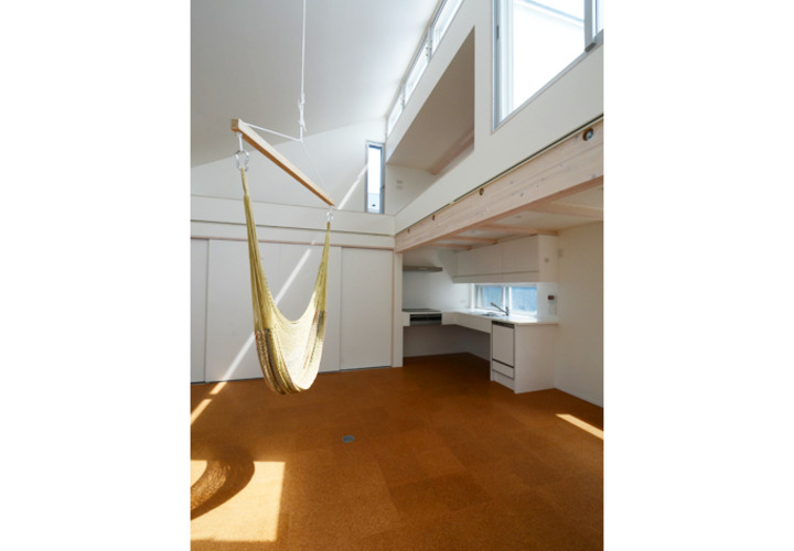 吹き抜けで解放感があるリビング