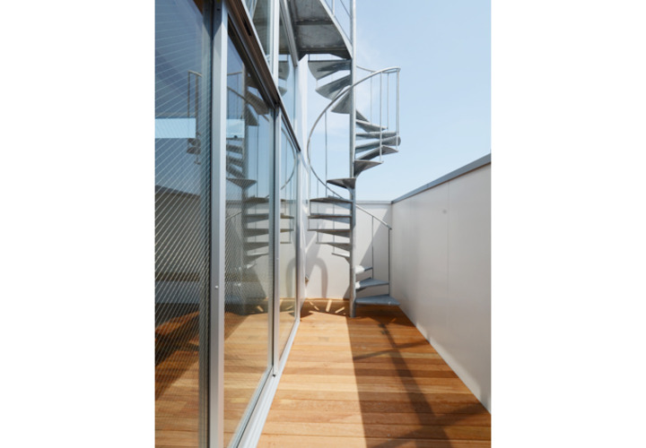 アイアン素材のらせん階段