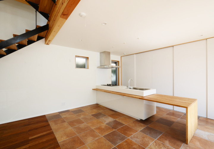 大容量の壁面収納をそなえたキッチン