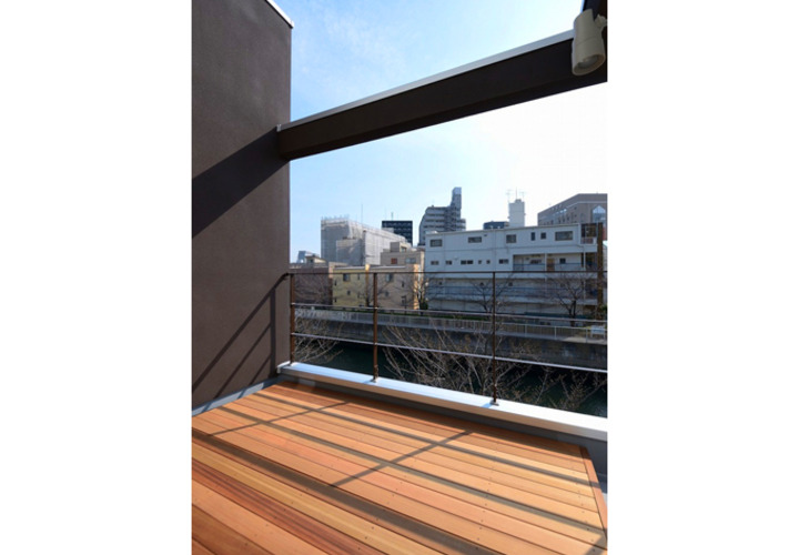 解放感あふれるウッドデッキ