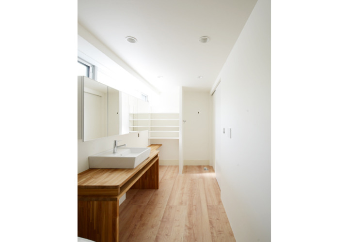 作り付け収納棚がある洗面スペース