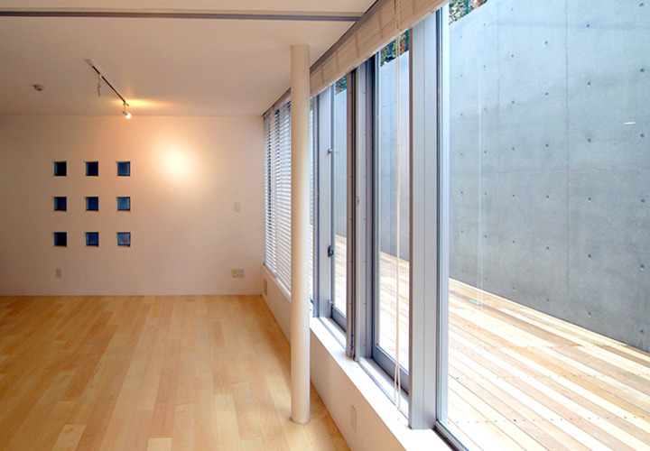 明るい採光注ぎ込む地下居室