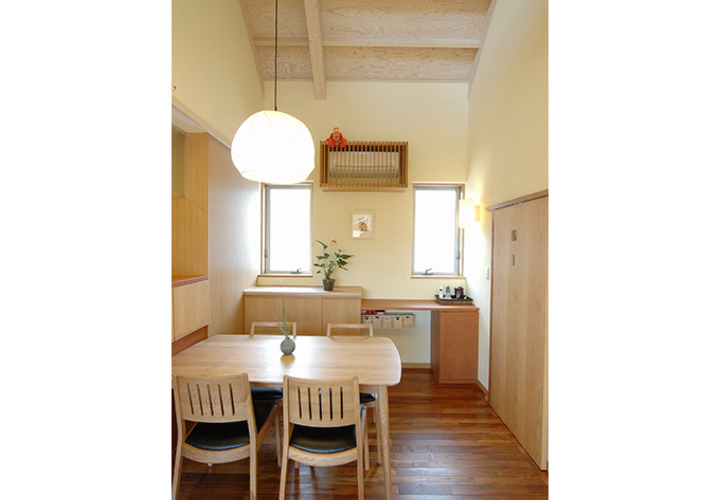 仕事部屋とつながる吹き抜け下の明るい食堂