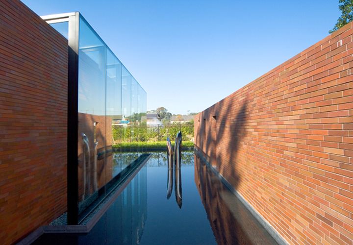 水に浮かぶ象徴的なモニュメント