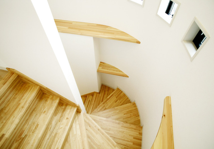 R状の形を活かして収納棚を付けた階段