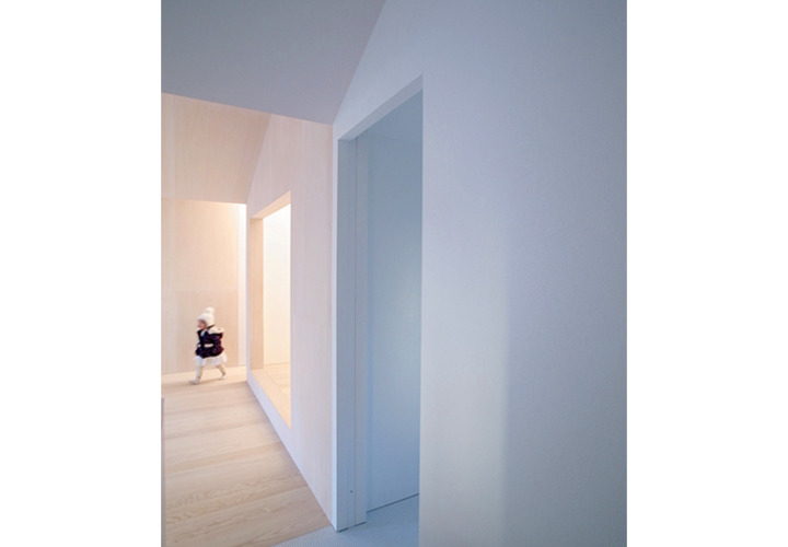 白で統一されたスッキリした室内