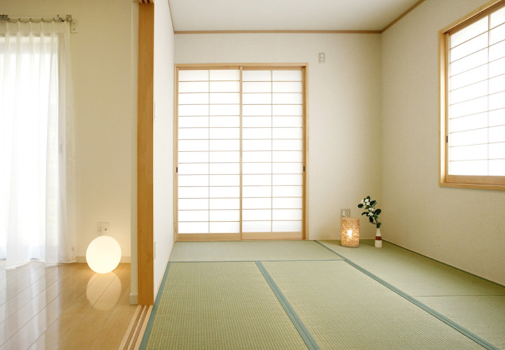 リビングから続く引き戸で区切られたバリアフリーの和室