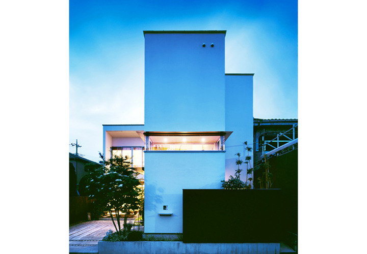 細長い窓からこぼれる室内の光