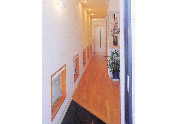 廊下には低い位置に小窓たちが連なる