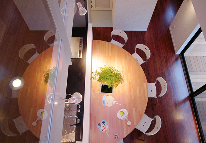 半円状の多目的ジャイアントテーブル