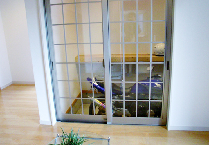 部屋から引き戸ですぐにアクセスできるバイク置き場