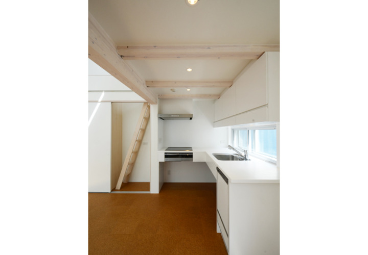 リビングの壁に面したキッチン