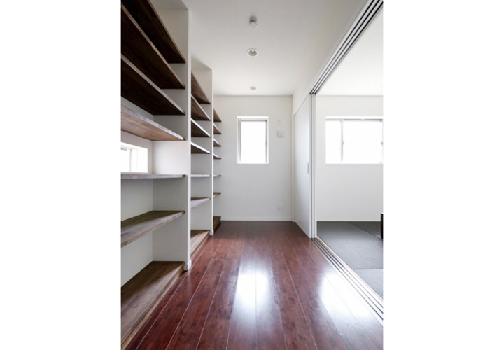 収納力たっぷりの作り付け収納