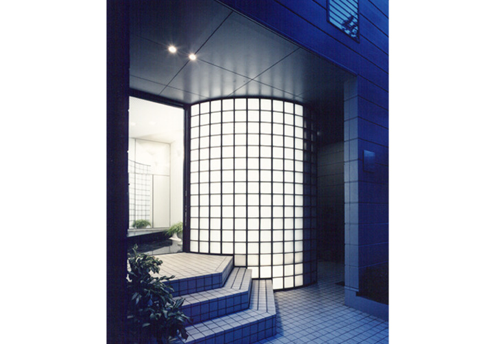 玄関まわりのガラスブロックの淡いひかり