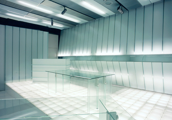 質感が美しいガラスのテーブル