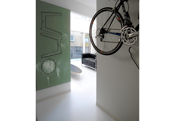 リビングの光がこぼれる玄関ホール