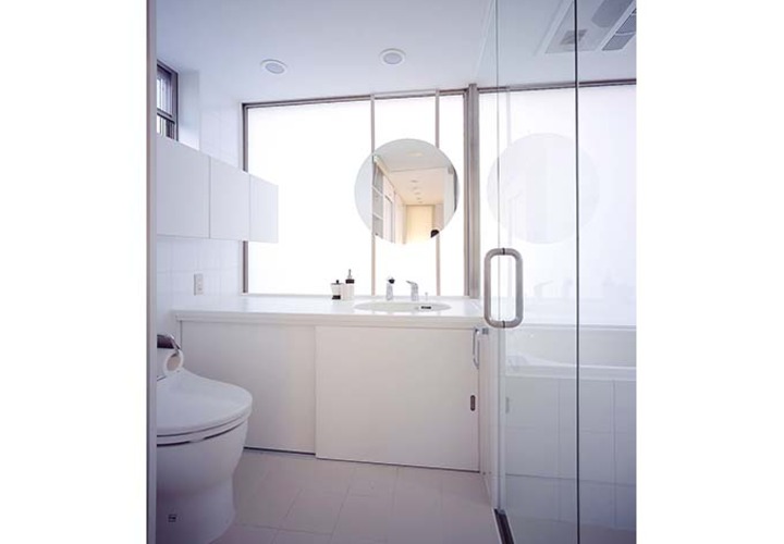 丸鏡が印象的なトイレ