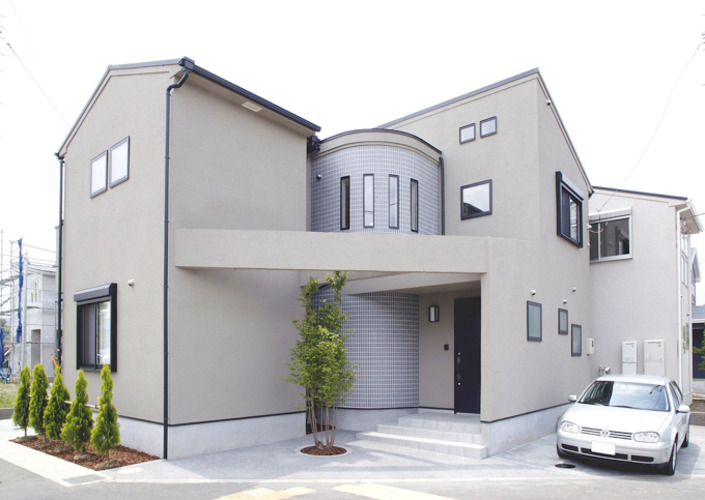 中央の曲線フォルムが印象的な家