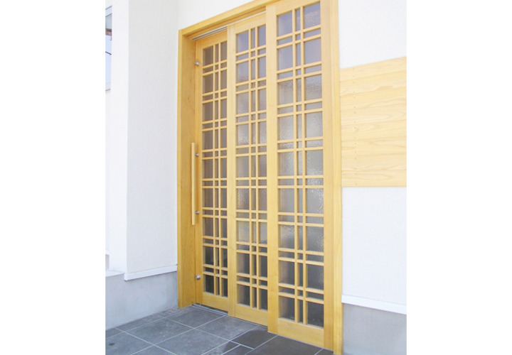 木を使った和の佇まいを演出する店舗玄関