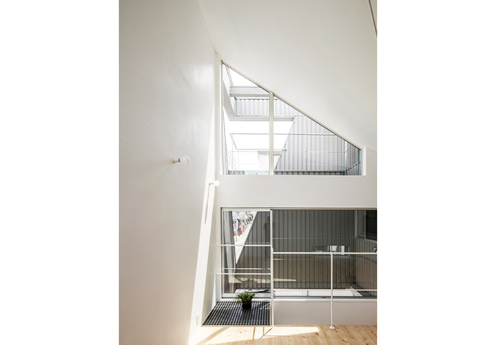 テラスを介し光がそそぐ