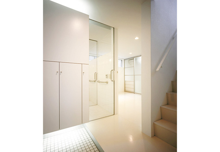 白で統一された明るく透明感のある室内