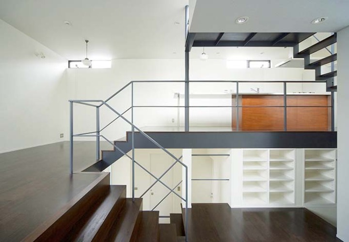 段差が流れるように配置された家