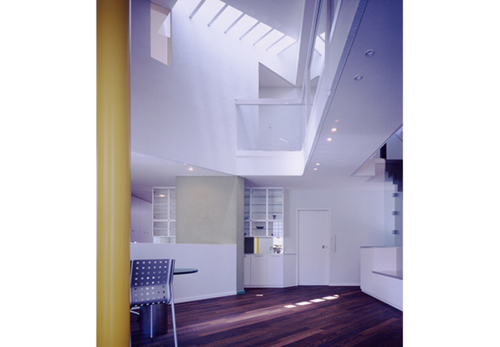 スリット状の光が注ぎます