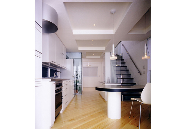 奥に天上の光を取り込む「光の庭」を