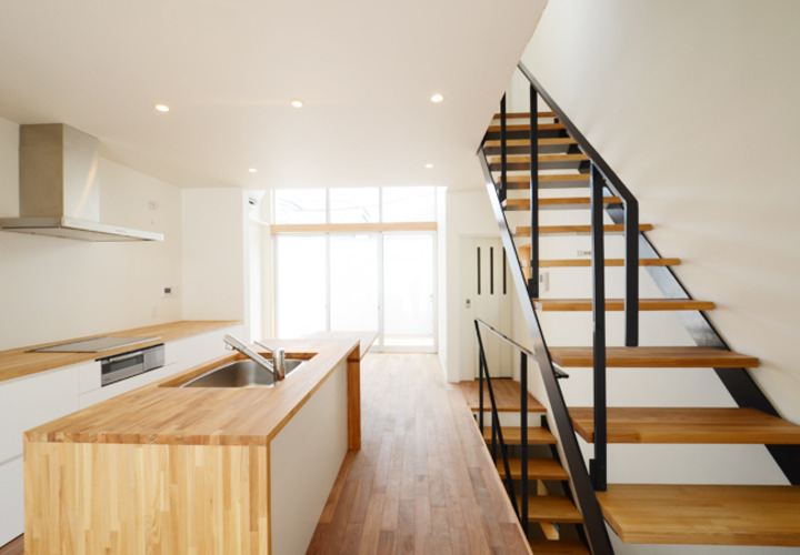 無垢フローリングと材質を合わせたシンプルな印象のキッチン