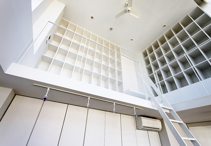 吹き抜けが書庫と読書の場