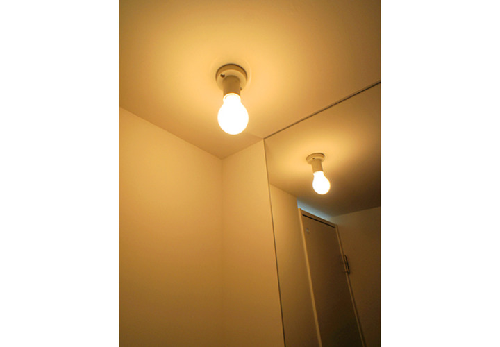 レセップ球で暖かみのある空間に