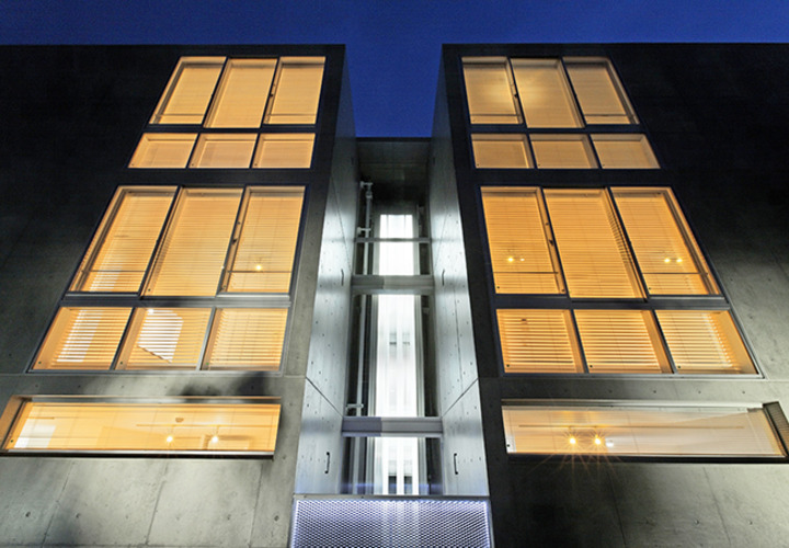 窓明かりがきれいな夜景