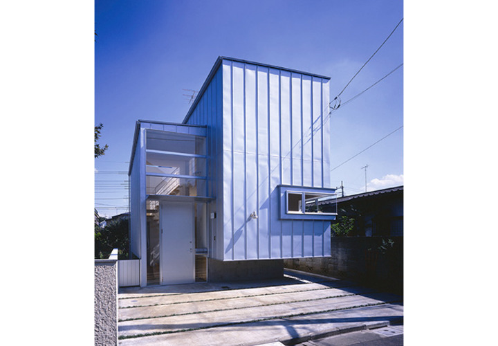 室内を見たくなる個性的な外観