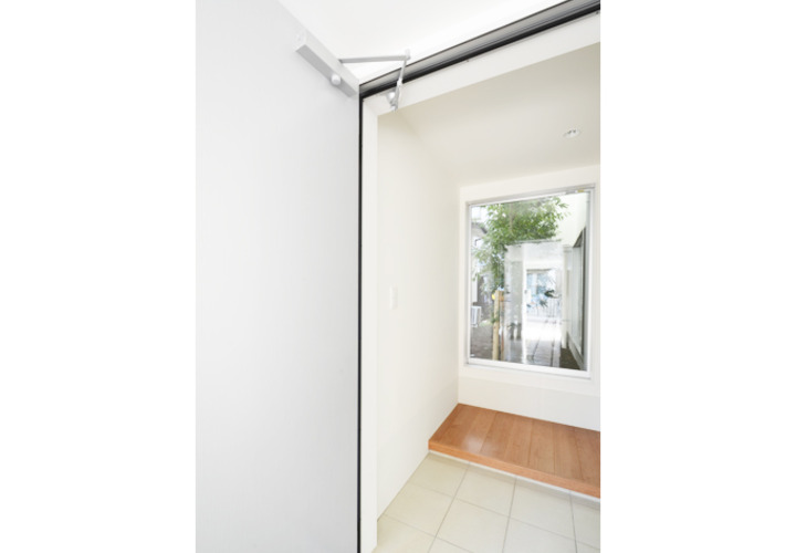 中庭が見える玄関