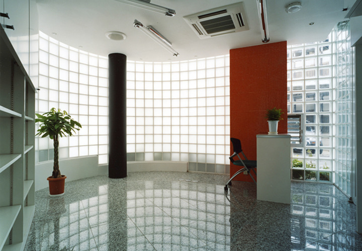 1階のすがた：オレンジの受付部