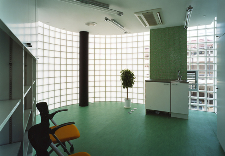 2階のすがた：グリーンのガラスモザイクの壁