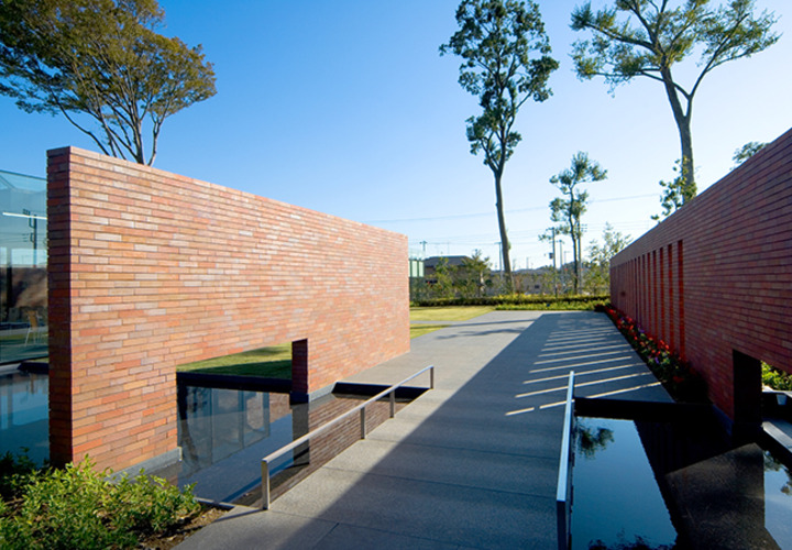 水路を越えて中庭へ