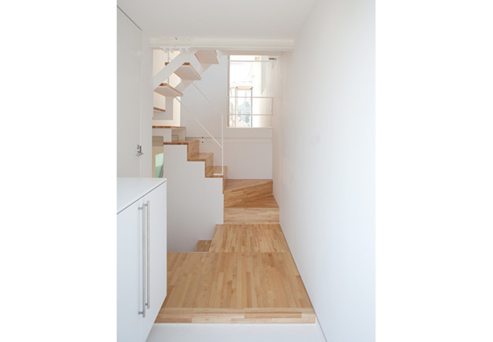 白い壁とナチュラルな木目の階段がベストマッチ