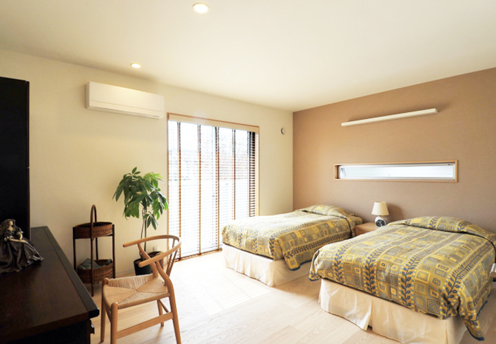 ベージュの壁紙が優しい印象の寝室