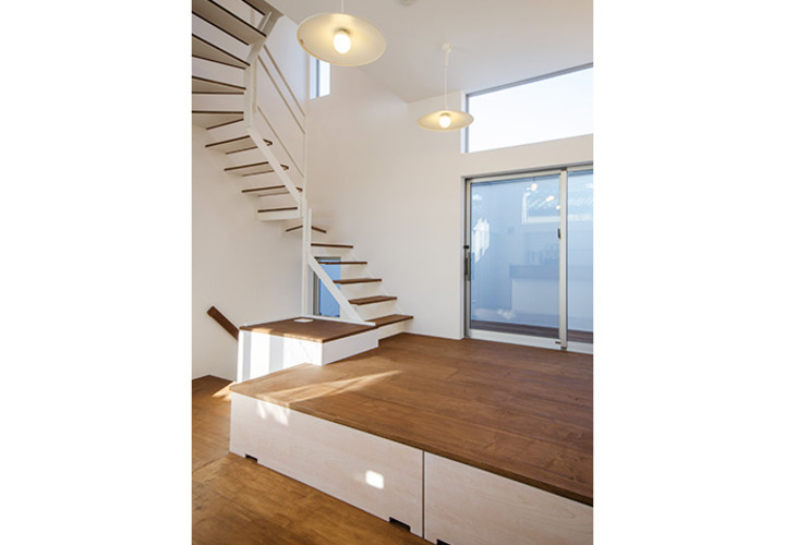 心地よい木のフロアと階段