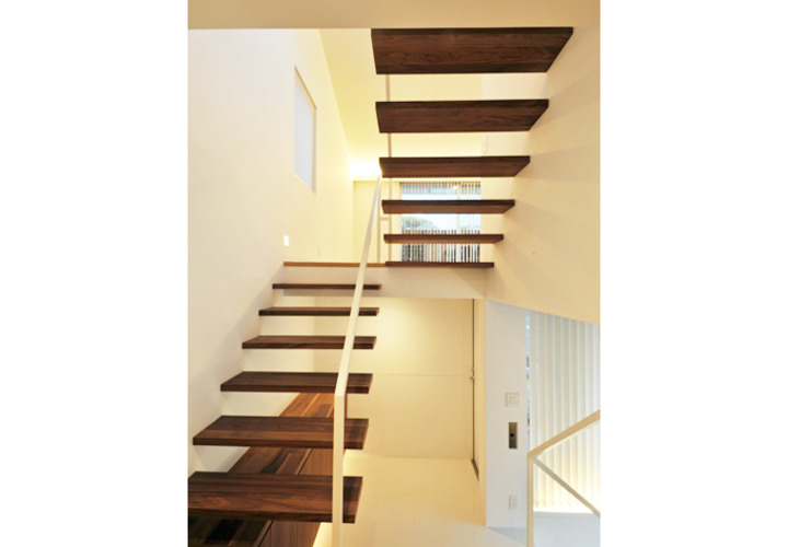 木の感触が温かい階段棚板