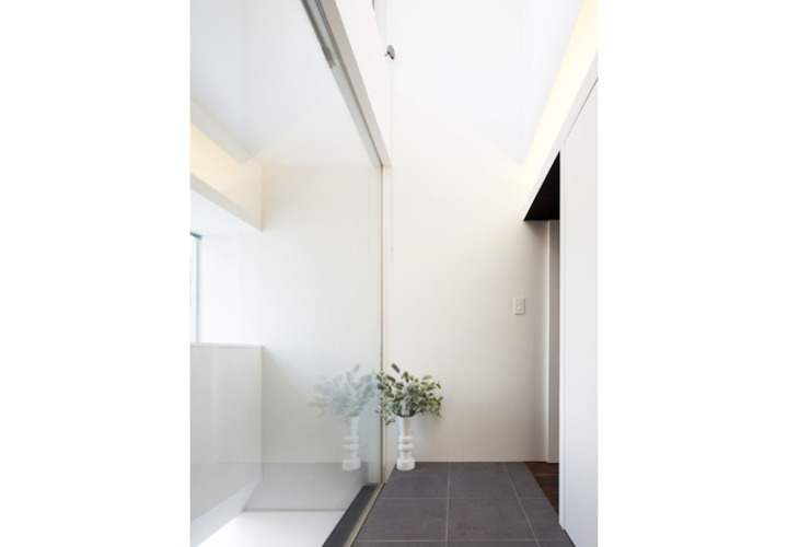 直線のラインでモダンにまとめた2階玄関
