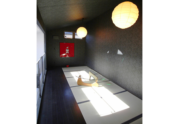 トップライトと間接照明の光が注ぐ