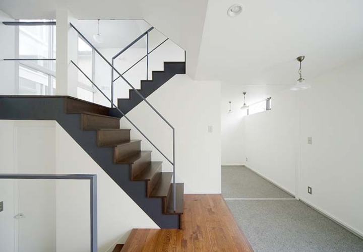 色のコントラストが空間を引き締める