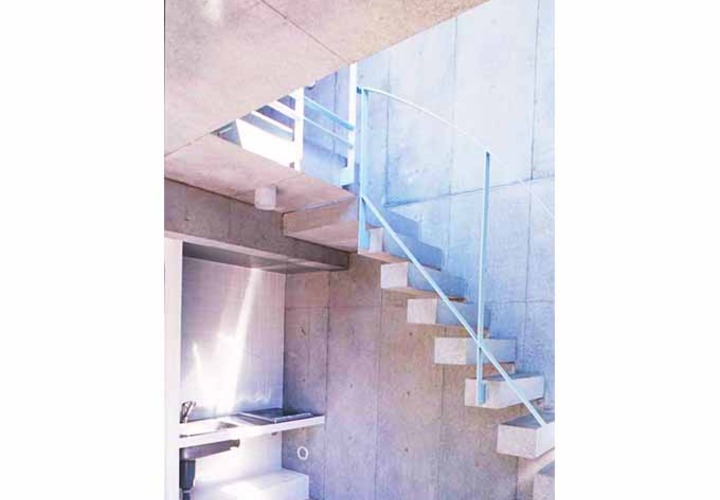 壁から突き出たブロック階段