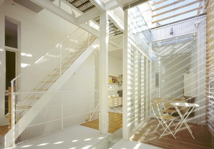 ブラインドから光が注ぐ明るい室内