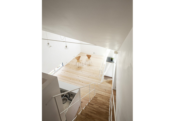 リビングダイニングへ緩やかに繋ぐ階段