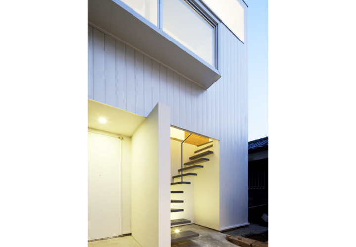 ２階へ続く階段のエントランス