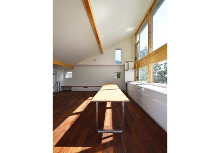 壁いっぱいに伸びる広々キッチン