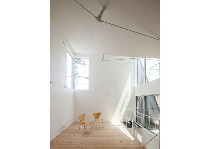 外部と内部で意外性のある家